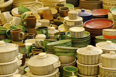 印度街頭市場(chǎng)上五顏六色的家用陶瓷產(chǎn)品。